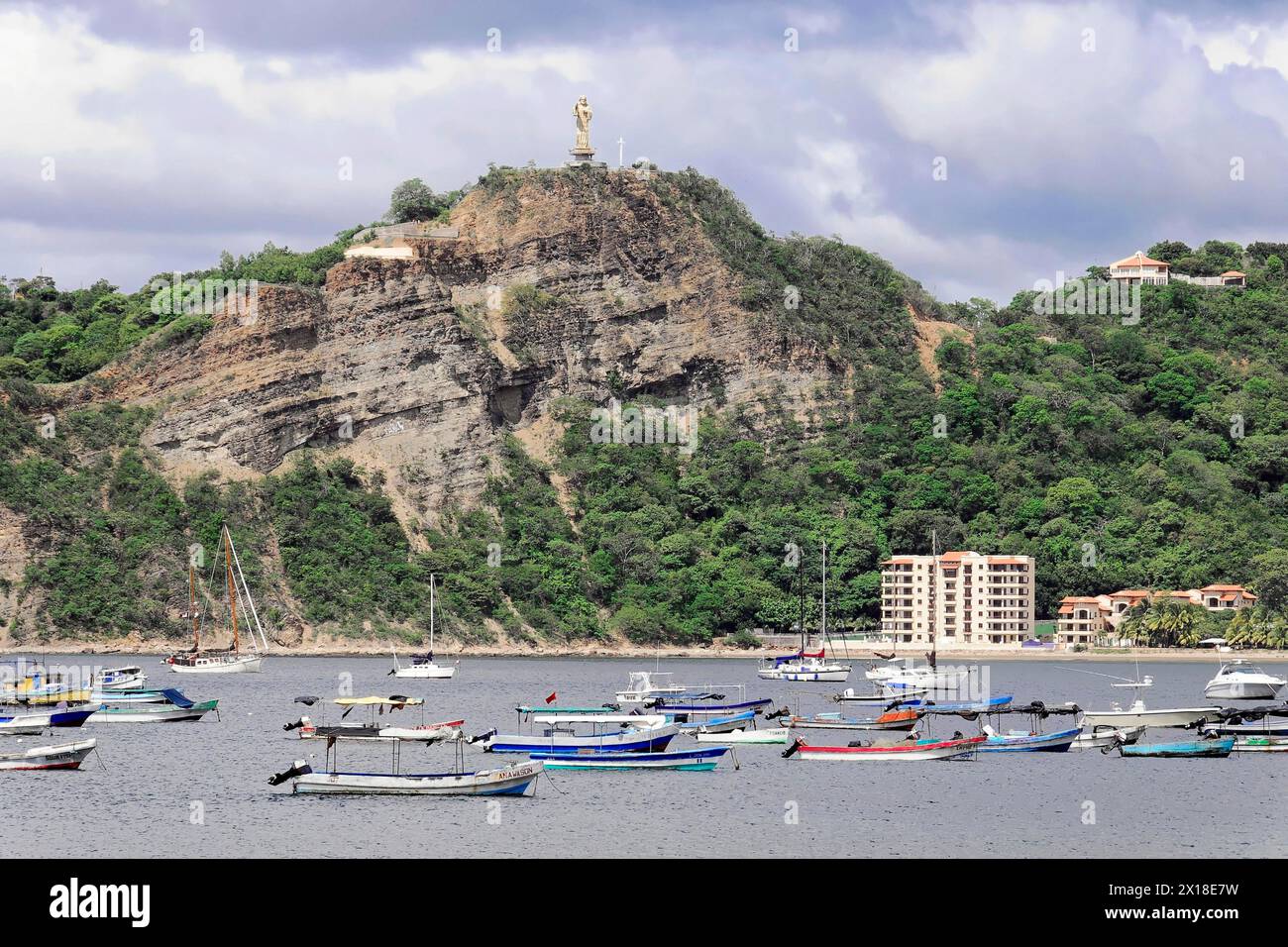 San Juan del sur, Nicaragua, Une statue de Jésus est intronisée sur une colline boisée au-dessus d'une baie avec des bateaux, Amérique centrale, Amérique centrale Banque D'Images