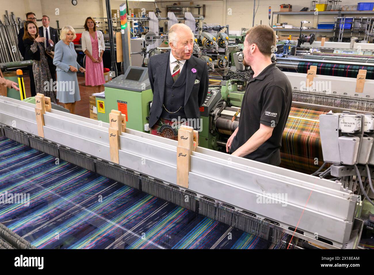 Le roi Charles visite le moulin de Lochcarron Banque D'Images