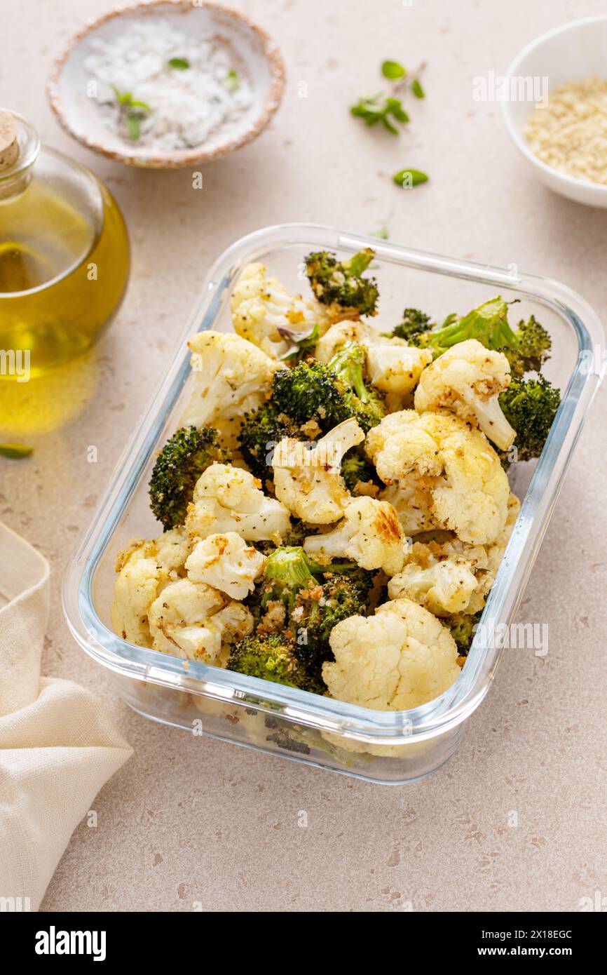 Chou-fleur rôti et brocoli dans un récipient de préparation de repas, idée de plat d'accompagnement végétal sain Banque D'Images