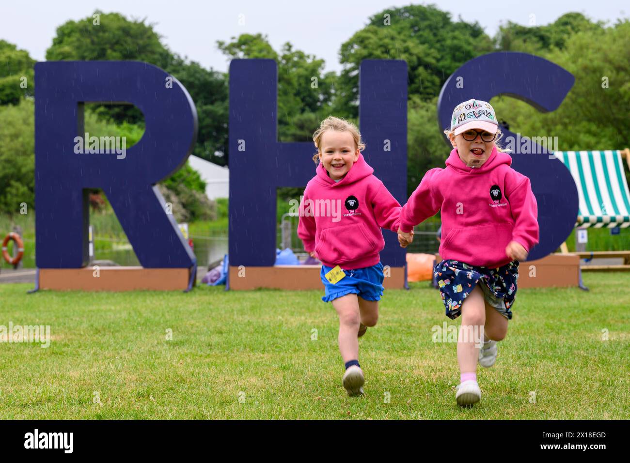 Des enfants courent devant les lettres géantes RHS à la Royal Highland Show, Royal Highland Centre, Ingliston, Édimbourg, Écosse, Royaume-Uni Banque D'Images