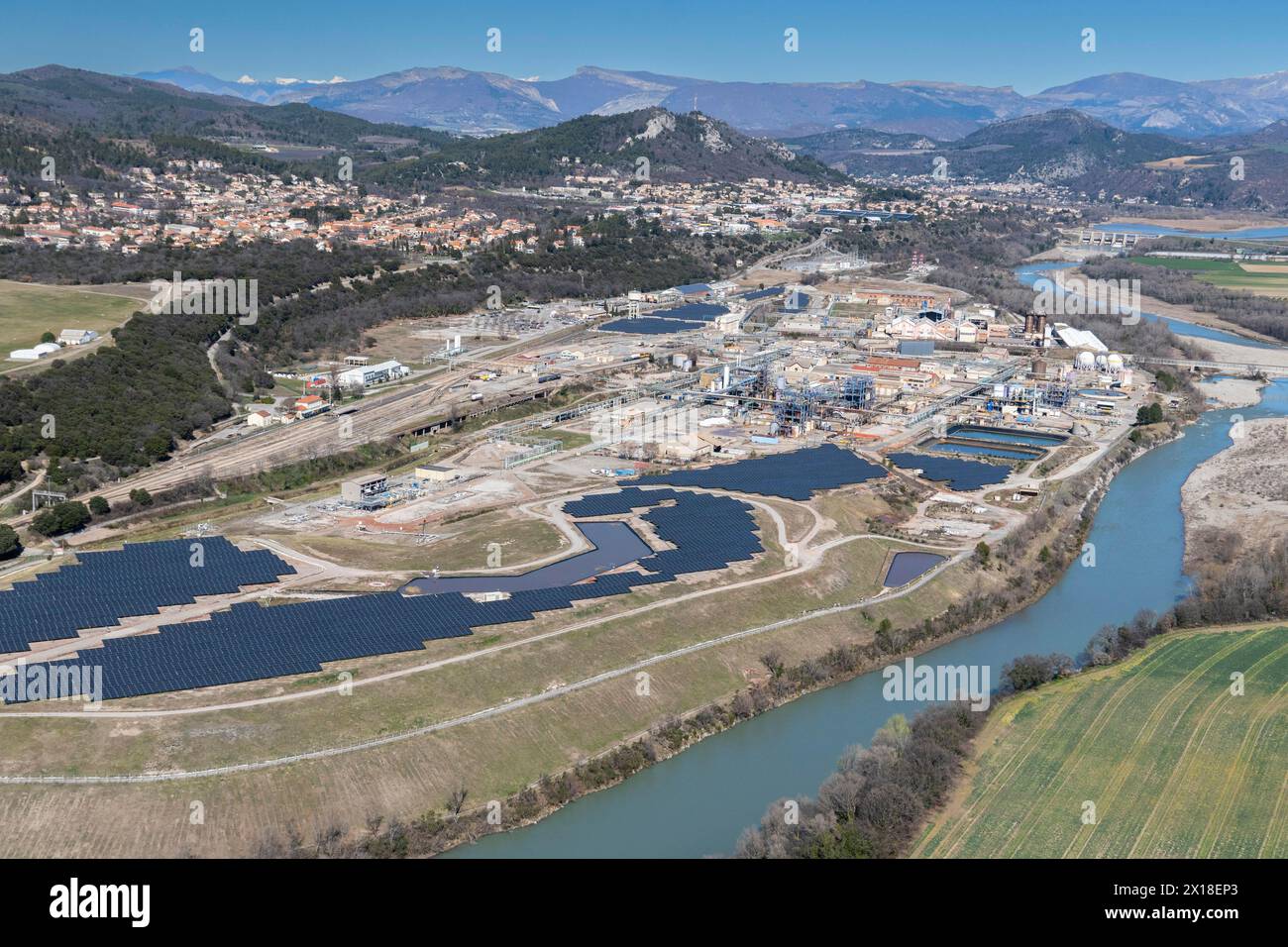 Vue aérienne, usine, production, Arkema, industrie chimique, trichloroéthane, champ solaire, Durance, Alpes, Alpes Maritimes, Saint-Auban, Provence, France Banque D'Images