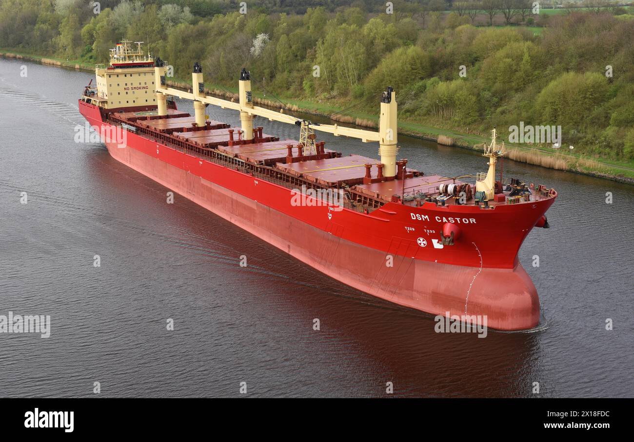 Cargo DSM Castor voyageant à travers le canal de Kiel, canal de Kiel, Schleswig-Holstein, Allemagne Banque D'Images