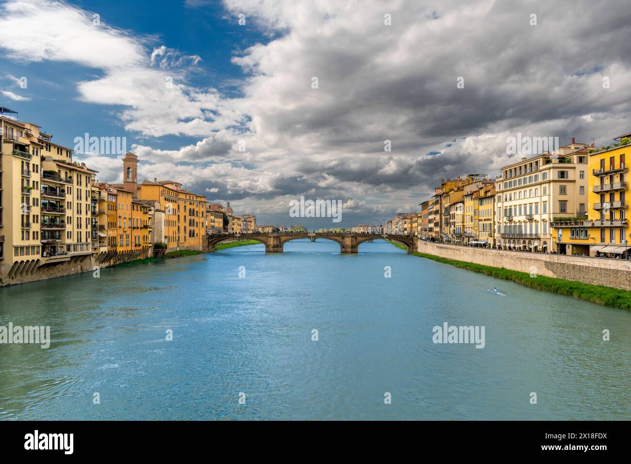 La rivière Arno coule à travers le centre historique de Florence, en Italie, parmi les anciens palais avec le pont en arc Santa Trinita Banque D'Images