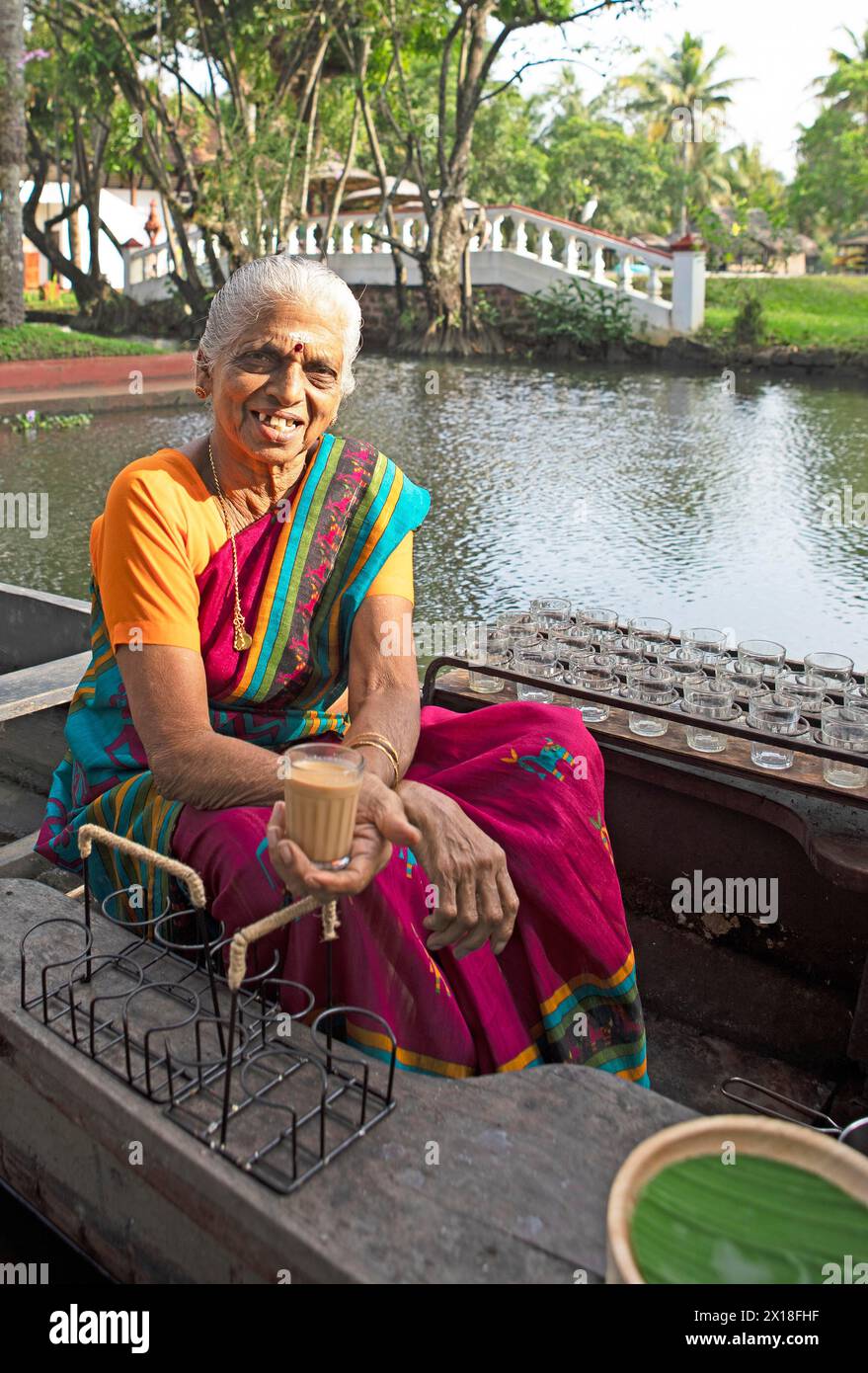 Tealady, 83 ans, montre un thé indien sur son bateau, Backwaters, Kumarakom, Kerala, Inde Banque D'Images