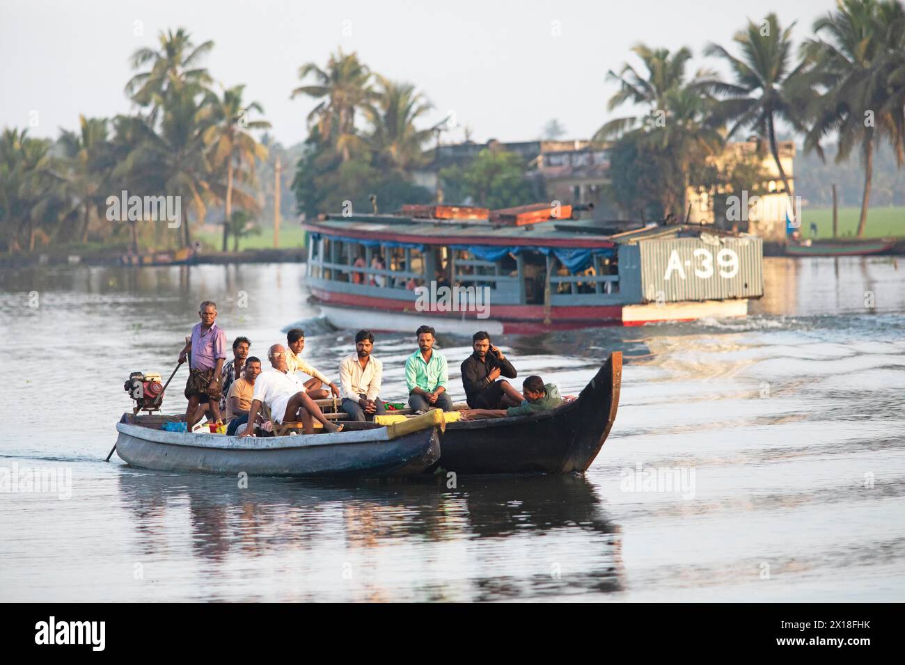 Hommes indiens voyageant sur un bateau à moteur, système de canaux des backwaters, Kerala, Inde Banque D'Images
