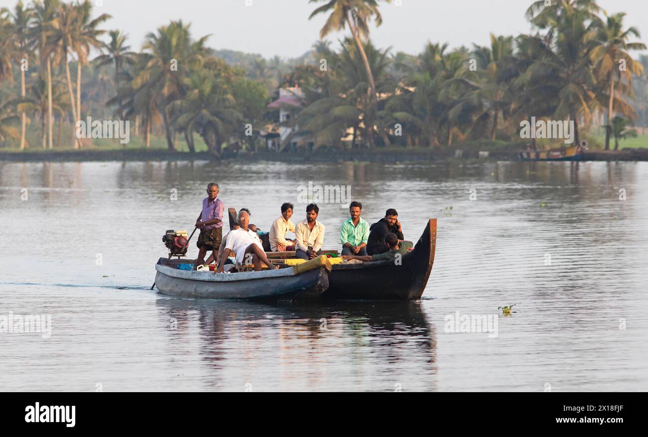 Hommes indiens voyageant sur un bateau à moteur, système de canaux des backwaters, Kerala, Inde Banque D'Images