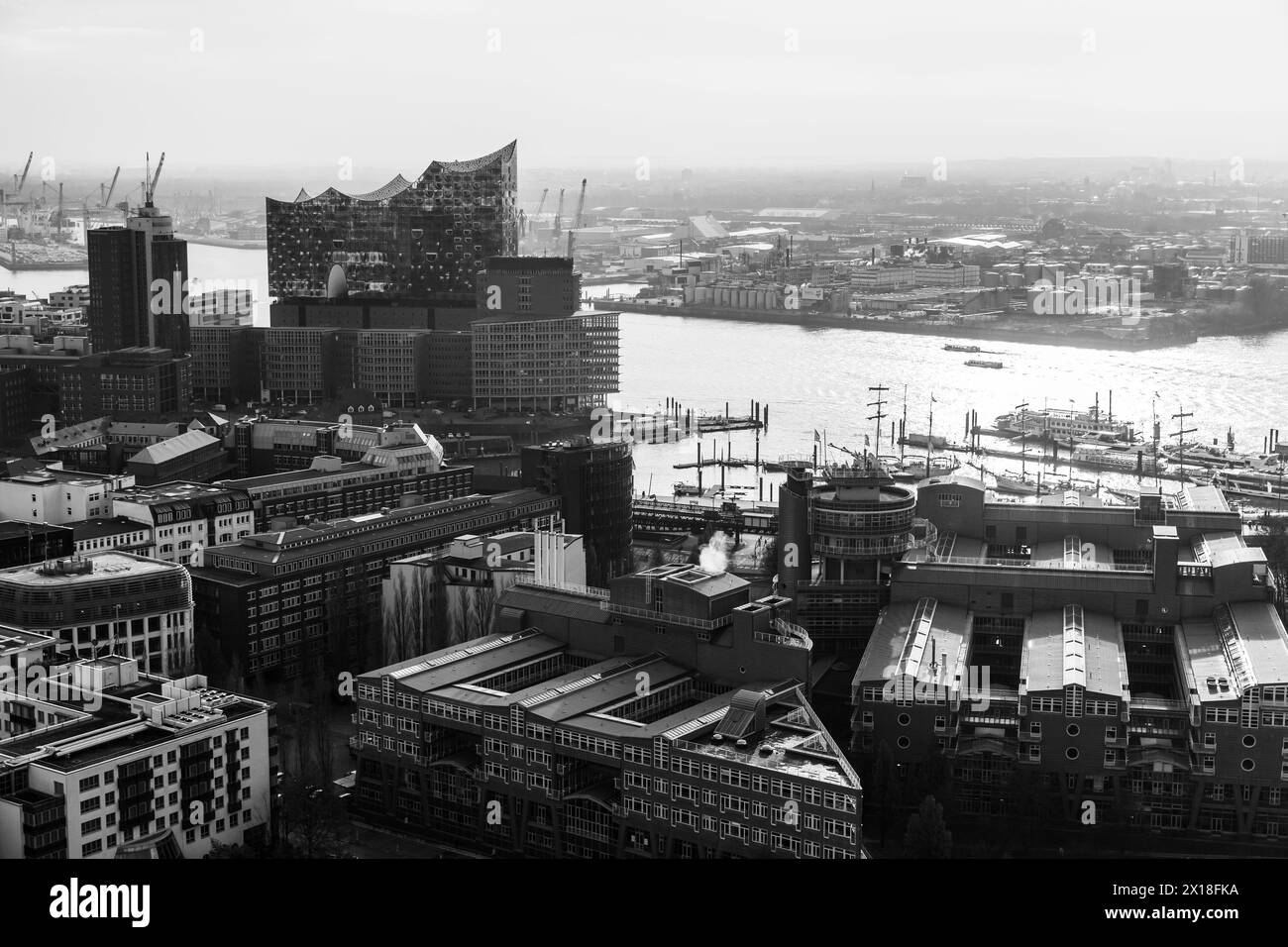 Hambourg ; Allemagne - novembre 26 ; 2018 : vue aérienne de Hambourg. Côte de l'Elbe. Photo rétro stylisée en noir et blanc Banque D'Images