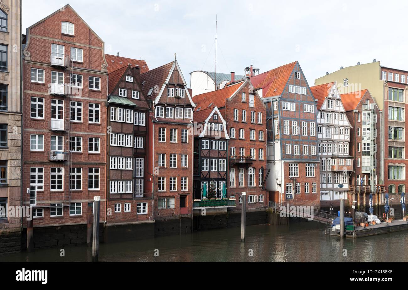 Hambourg, Allemagne - 30 novembre 2018 : vue sur la vieille ville de Hambourg avec façades colorées de maisons vivantes du quartier d'Altstadt Banque D'Images