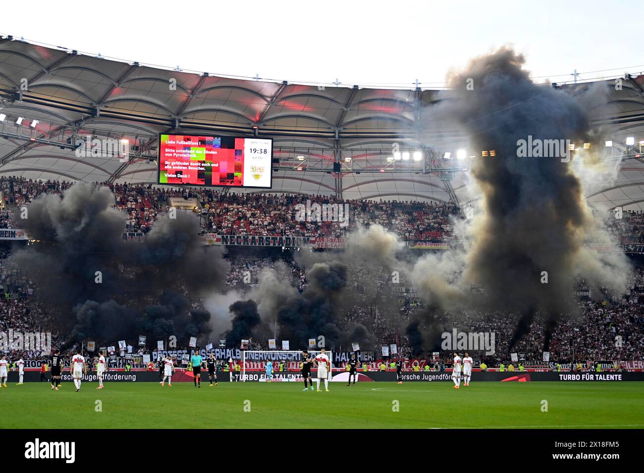 Soi-disant courbe noire, sombre, nuages noirs de fumée, protestation, Ultras, Cannstatter Kurve, Bengalos, menaçant, sombre, MHPArena, MHP Arena Stuttgart Banque D'Images