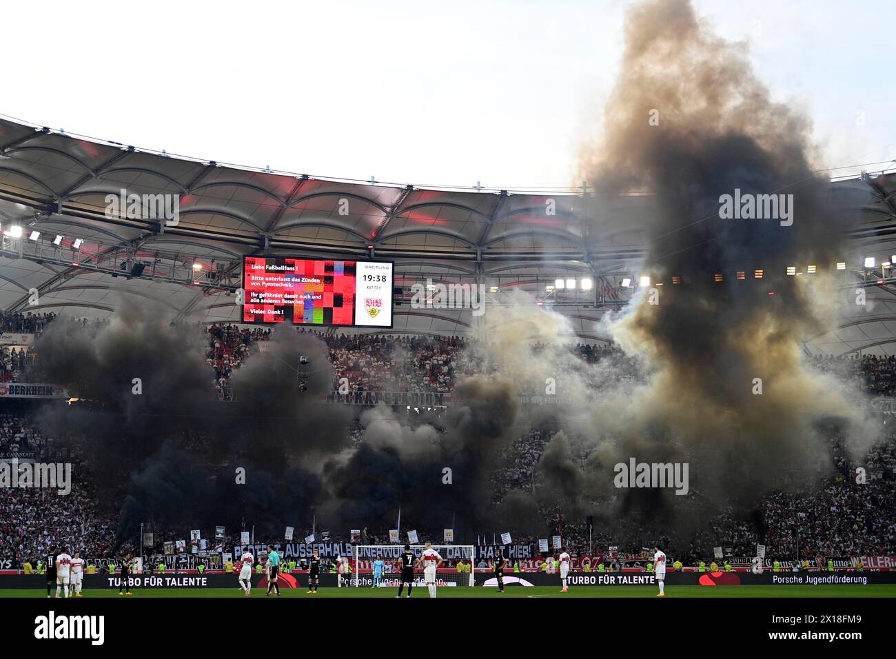 Soi-disant courbe noire, sombre, nuages noirs de fumée, protestation, Ultras, Cannstatter Kurve, Bengalos, menaçant, sombre, MHPArena, MHP Arena Stuttgart Banque D'Images