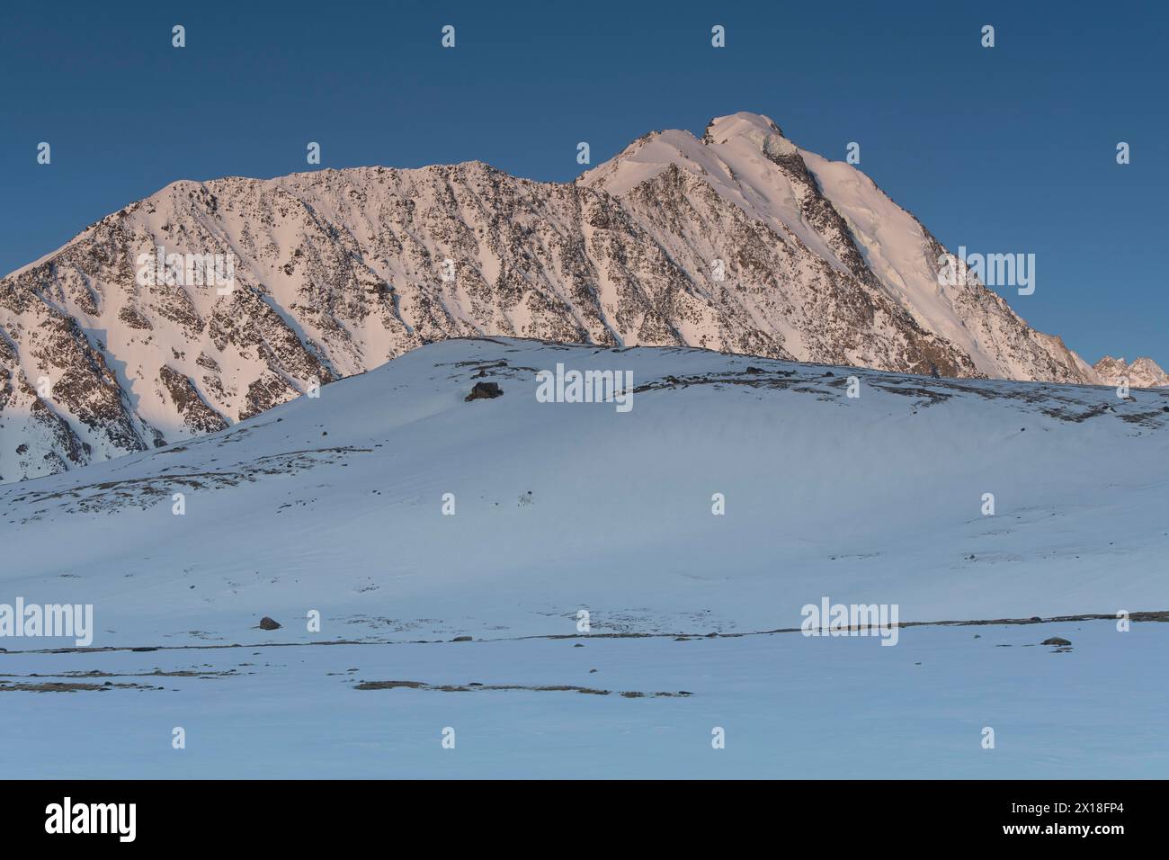 Lever de soleil sur les sommets montagneux dans le parc national enneigé de Tavan Bogd, mongol Altaï Monts, Mongolie occidentale, Mongolie Banque D'Images