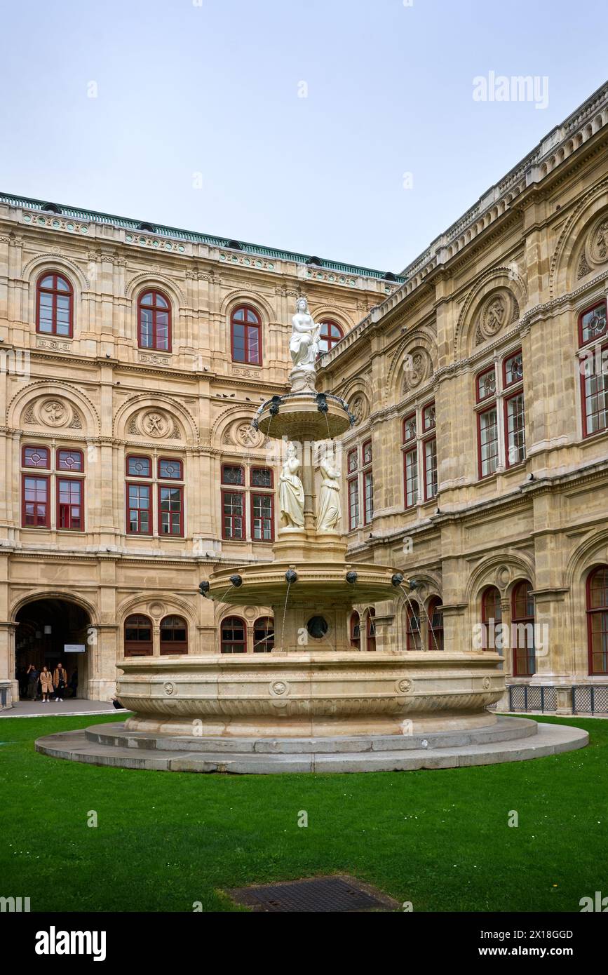 Vienne, Autriche – 24 septembre 2023. Fontaine et statue verticales de l'Opéra national de Vienne. La fontaine ornée devant l'Opéra de Vienne. Banque D'Images