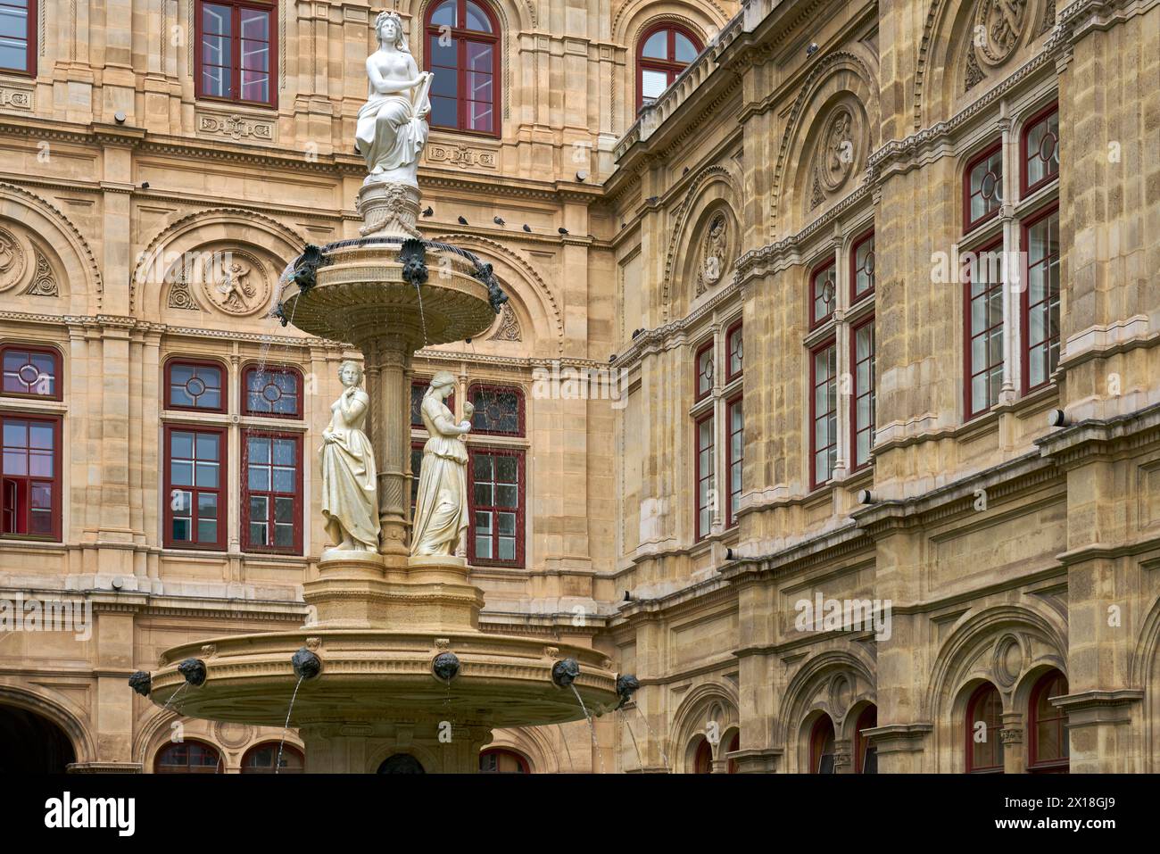 Vienne, Autriche – 24 septembre 2023. Fontaine et statue de l'Opéra national de Vienne. La fontaine ornée devant l'Opéra de Vienne. Banque D'Images