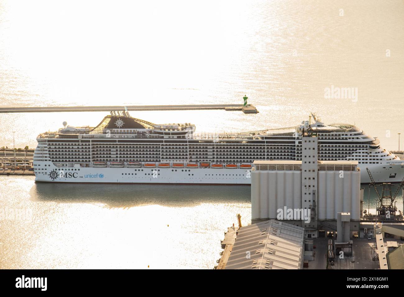 Un navire de croisière MSC dans le port de Barccelona, Espagne Banque D'Images