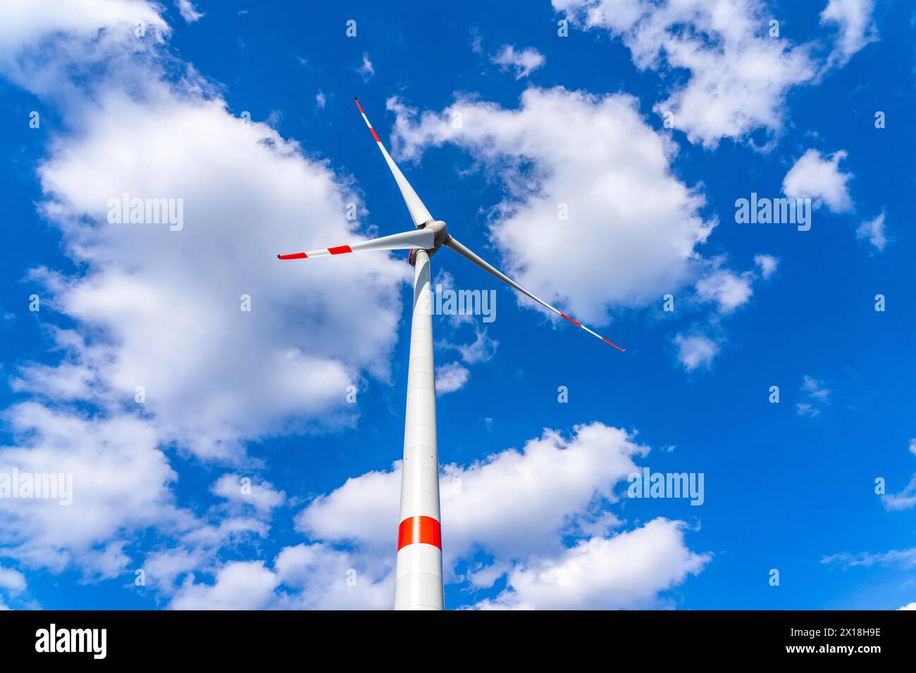 Éolienne, éolienne, type Enercon E-103, puissance nominale 2 350,0 kW, diamètre du rotor 103 mètres, devant un ciel bleu avec nuages, NRW, Ger Banque D'Images