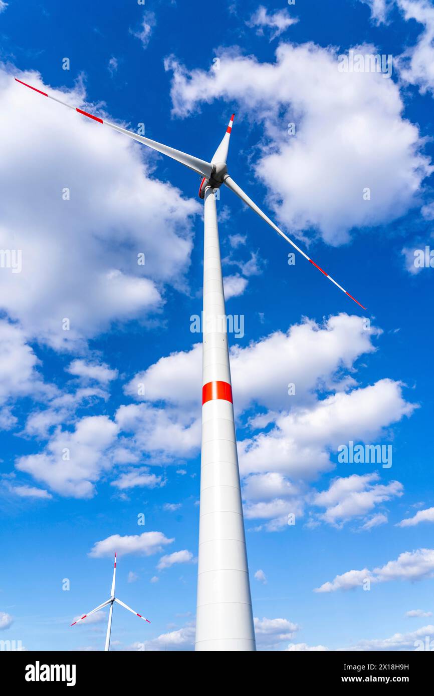 Éolienne, éolienne, type Enercon E-103, puissance nominale 2 350,0 kW, diamètre du rotor 103 mètres, devant un ciel bleu avec nuages, NRW, Ger Banque D'Images