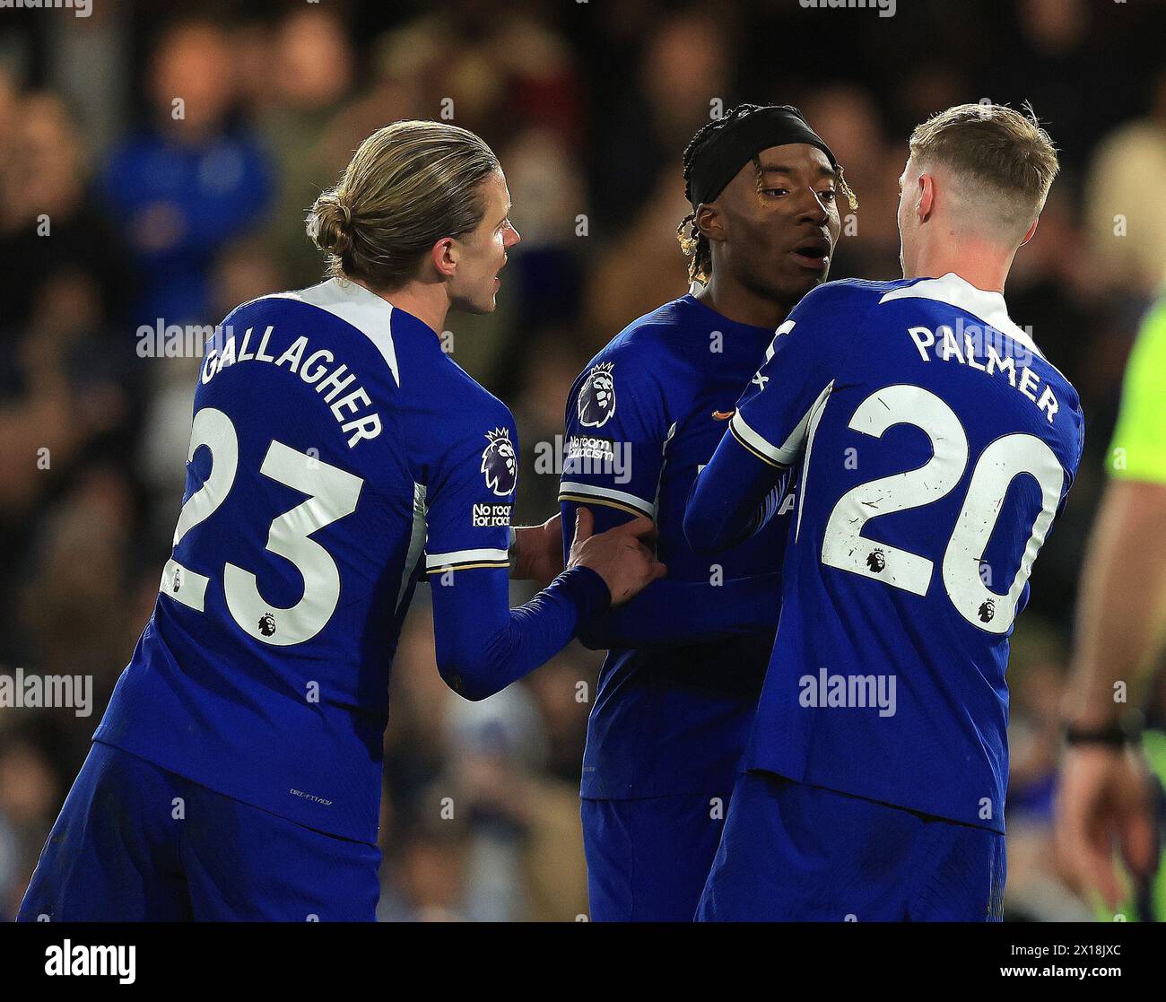 Londres, Royaume-Uni. 15 avril 2024. Cole Palmer de Chelsea remporte le ballon à Noni Madueke de Chelsea pour prendre un penalty lors du match de premier League à Stamford Bridge, Londres. Le crédit photo devrait se lire : Paul Terry/Sportimage crédit : Sportimage Ltd/Alamy Live News Banque D'Images
