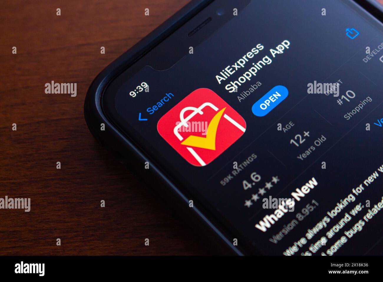 Vancouver, CANADA - 8 avril 2024 : application AliExpress vue dans un App Store sur l'écran d'un iPhone. AliExpress est un service de vente au détail en ligne basé en Chine et OW Banque D'Images