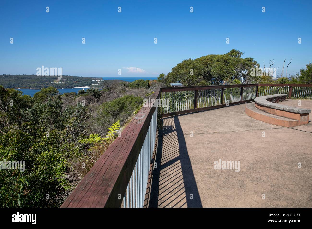 Point de vue d'Arabanoo sur Dobroyd Head avec vue sur le parc national du port de Sydney, Sydney, Nouvelle-Galles du Sud, Australie Banque D'Images