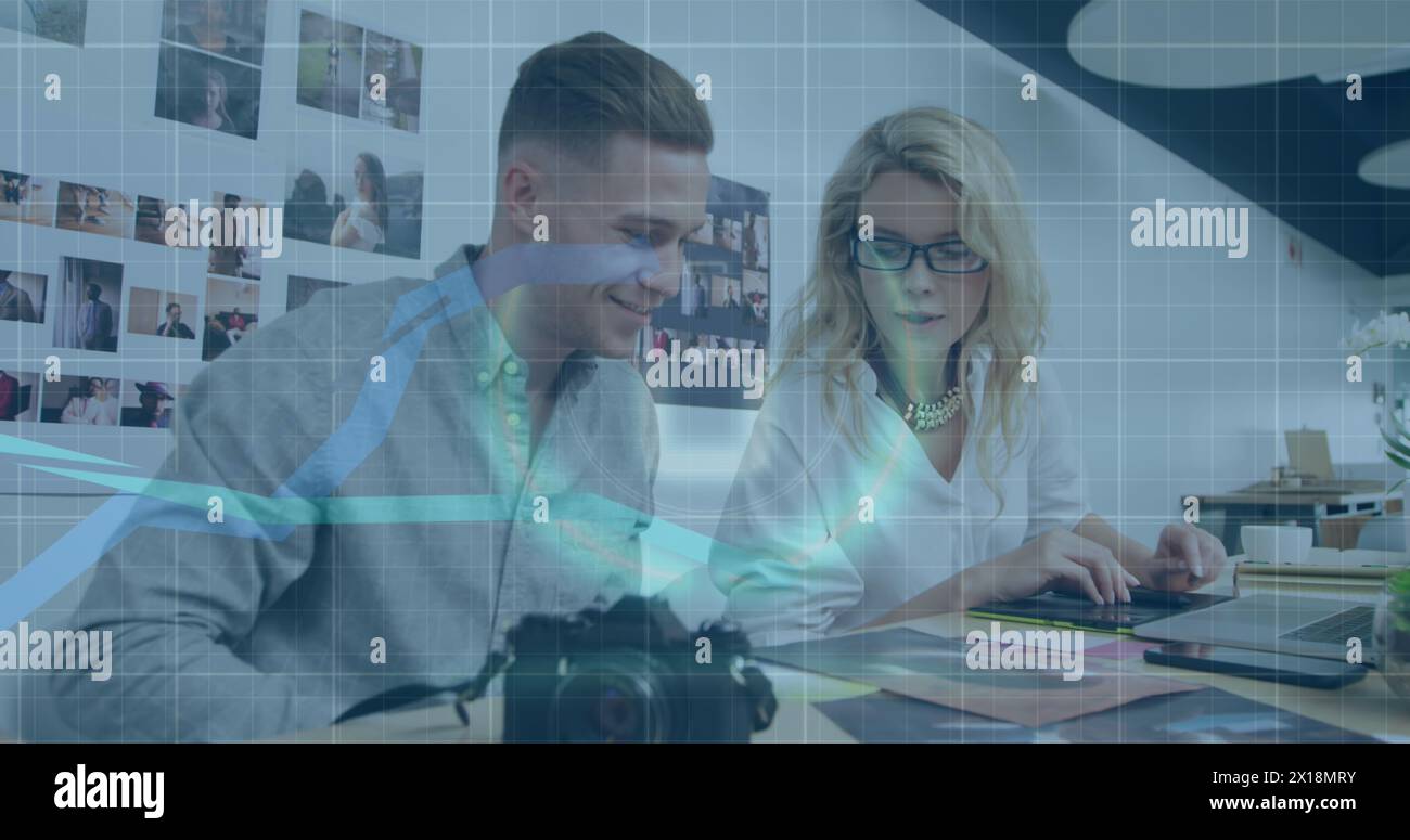 Image du traitement des données financières sur les gens d'affaires caucasiens dans le bureau Banque D'Images