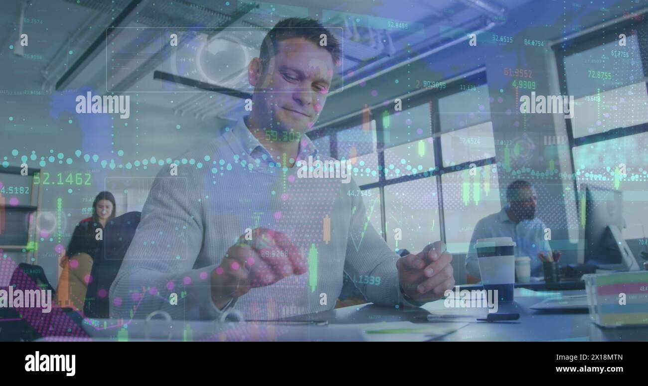 Image du traitement des données financières sur un homme caucasien utilisant un smartphone au bureau Banque D'Images