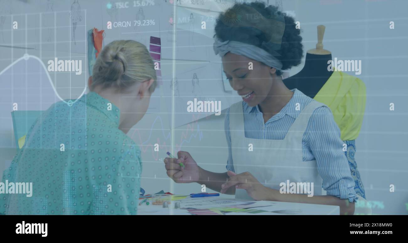 Image du traitement des données financières sur diverses femmes d'affaires au bureau Banque D'Images