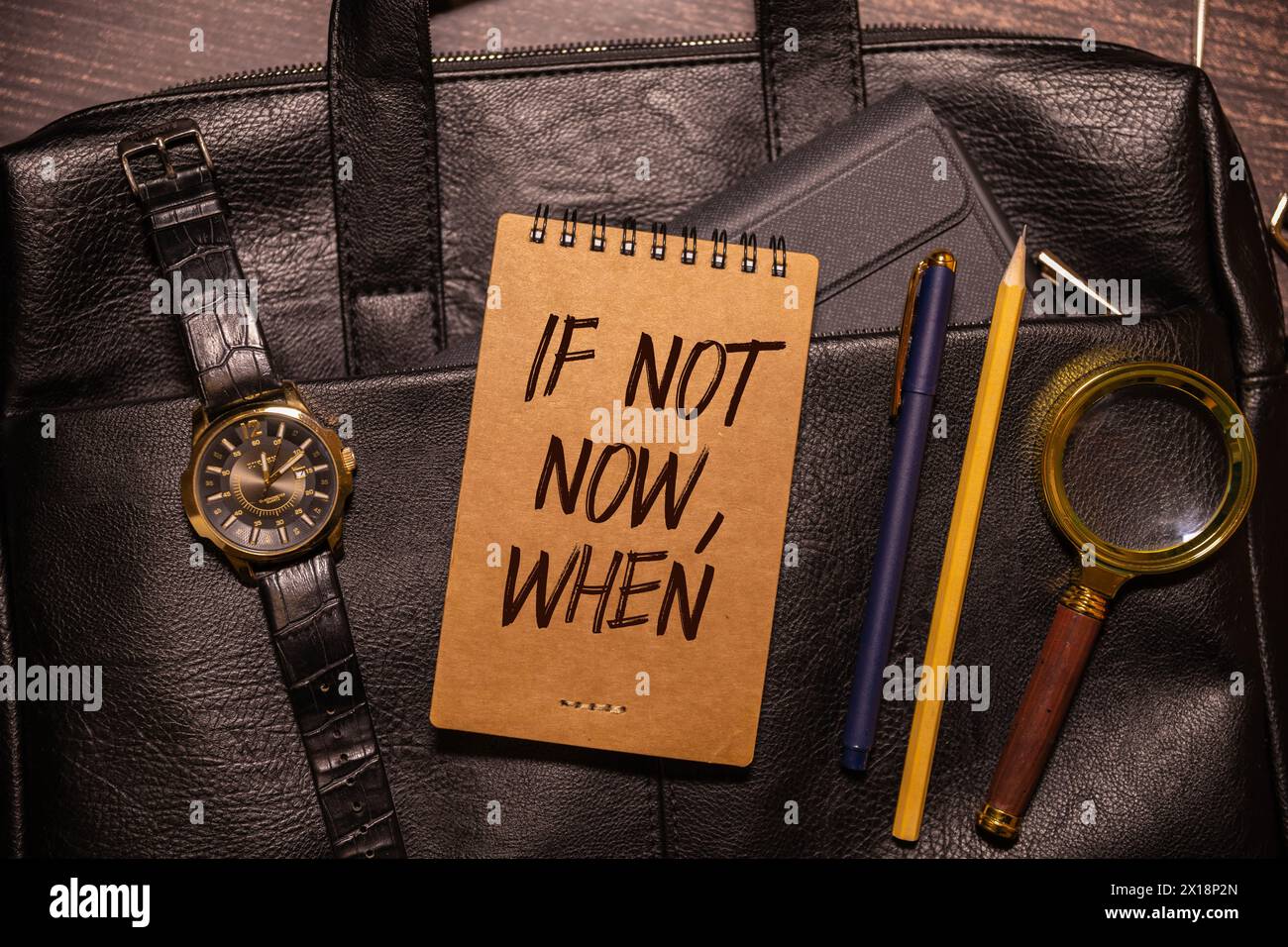 Si pas maintenant, quand, homme d'affaires tenant une carte avec un texte de message écrit dessus. Banque D'Images