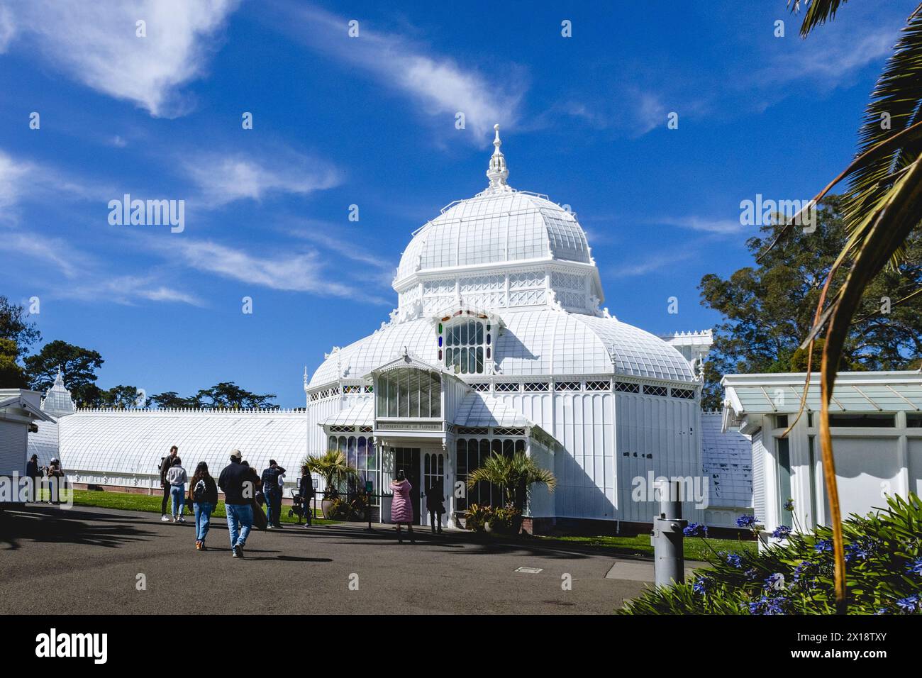 San Francisco, CA, États-Unis. 30 mars 2024 : Golden Gate Park, San Francisco, Californie. Le bâtiment blanc en forme de dôme est le Conservatoire des fleurs. Banque D'Images
