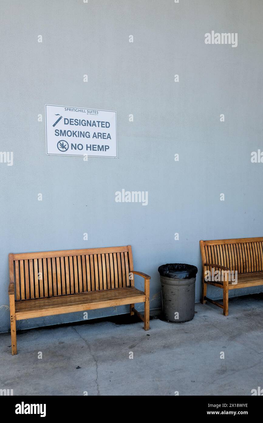 Zone fumeur désignée, pas de panneau chanvre à l'extérieur d'un hôtel Springfield Suites, Las Vegas, Nevada ; tabac autorisé, marijuana interdite. Banque D'Images