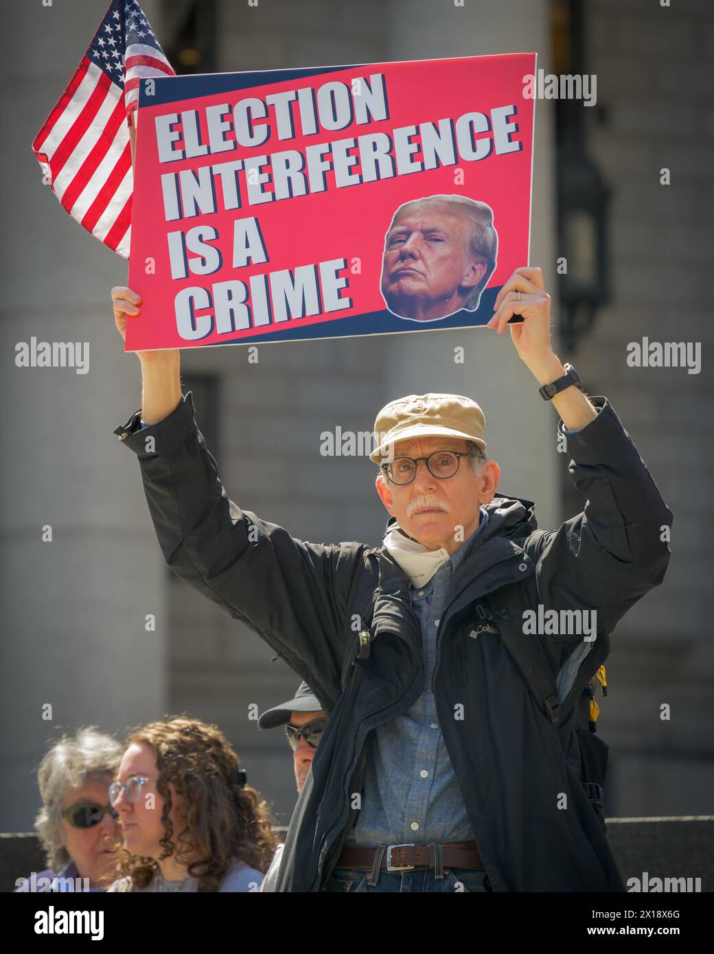 ÉTATS-UNIS. 15 avril 2024. Alors que la sélection du jury commence le 15 avril 2024 dans People of the State of New York v. Donald Trump, la coalition Not Above the Law tient une conférence de presse à Foley Square à New York pour souligner la gravité des accusations criminelles de 34 contre Trump – en particulier sa falsification de dossiers commerciaux pour tromper l’électorat et interférer avec l’élection – et pour appeler à un procès équitable et rapide cela permet de rendre des comptes. (Photo par Erik McGregor/Sipa USA) crédit : Sipa USA/Alamy Live News Banque D'Images