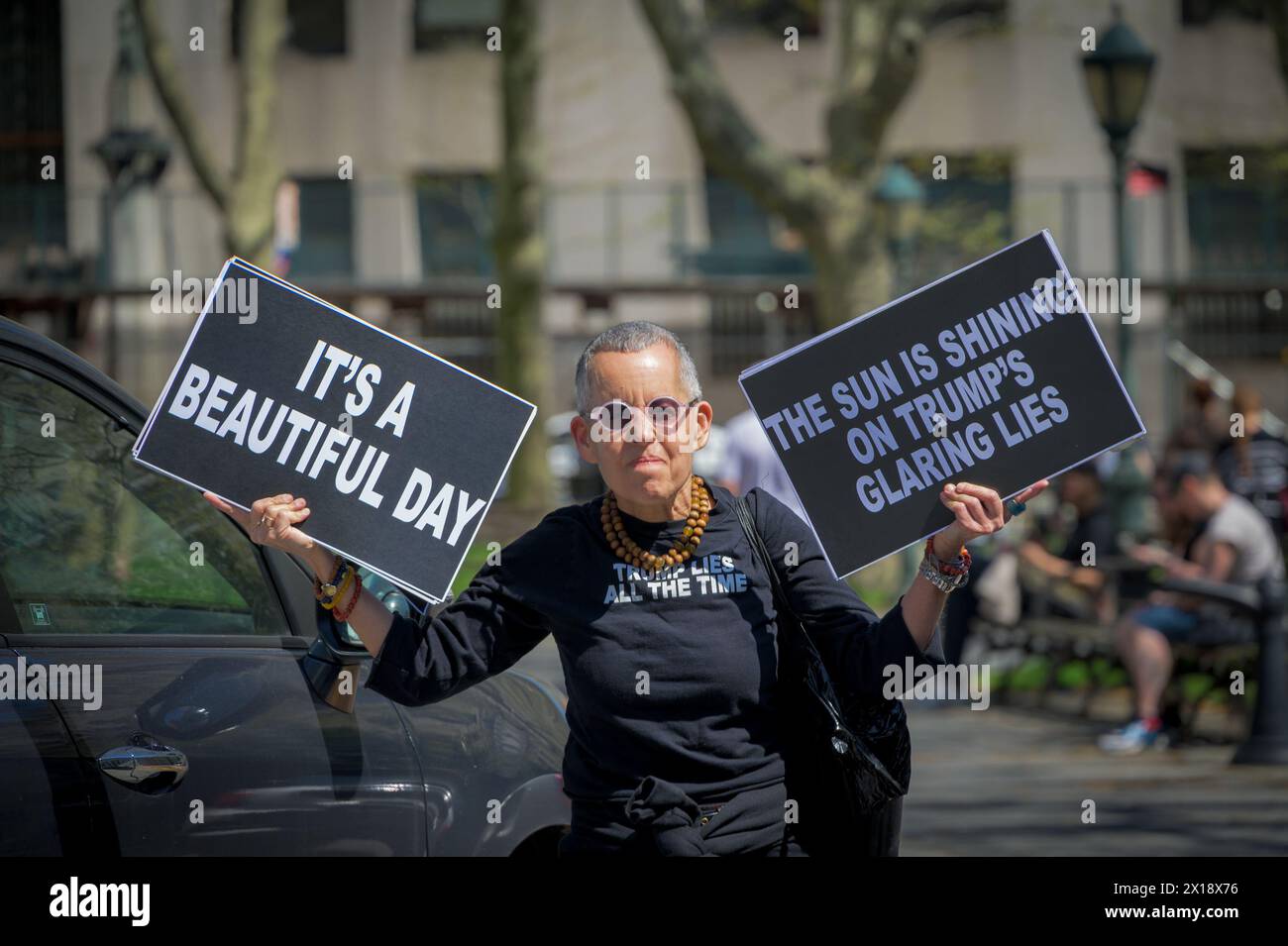 ÉTATS-UNIS. 15 avril 2024. Alors que la sélection du jury commence le 15 avril 2024 dans People of the State of New York v. Donald Trump, la coalition Not Above the Law tient une conférence de presse à Foley Square à New York pour souligner la gravité des accusations criminelles de 34 contre Trump – en particulier sa falsification de dossiers commerciaux pour tromper l’électorat et interférer avec l’élection – et pour appeler à un procès équitable et rapide cela permet de rendre des comptes. (Photo par Erik McGregor/Sipa USA) crédit : Sipa USA/Alamy Live News Banque D'Images