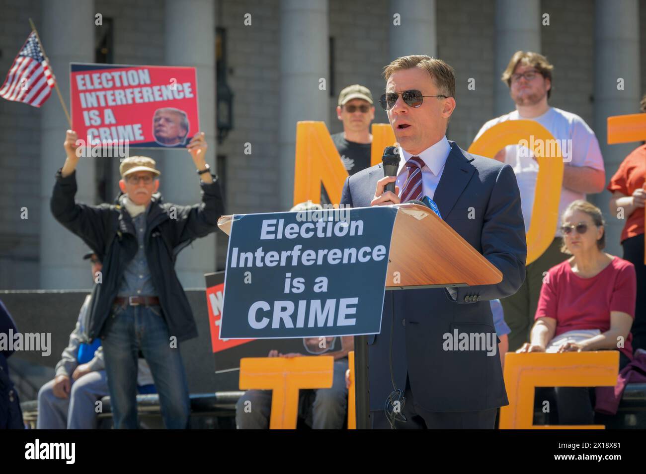 Tristan Snell, Mainstreet.Law et auteur de Taking Down Trump : 12 règles pour poursuivre Donald Trump par quelqu'un qui l'a fait avec succès. Alors que la sélection du jury commence le 15 avril 2024 dans People of the State of New York v. Donald Trump, la coalition Not Above the Law tient une conférence de presse à Foley Square à New York pour souligner la gravité des accusations criminelles de 34 contre Trump – en particulier sa falsification de dossiers commerciaux pour tromper l’électorat et interférer avec l’élection – et pour appeler à un procès équitable et rapide cela permet de rendre des comptes. (Photo Erik McGregor/Sipa U Banque D'Images