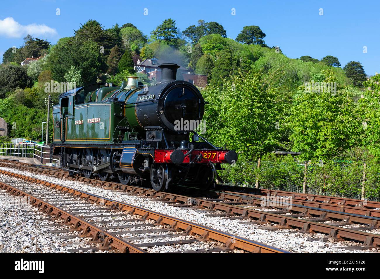 UK, Angleterre, Devon, GWR locomotive à vapeur n ° 4277 'Hercules' à Kingswear Station sur le Dartmouth Steam Railway Banque D'Images