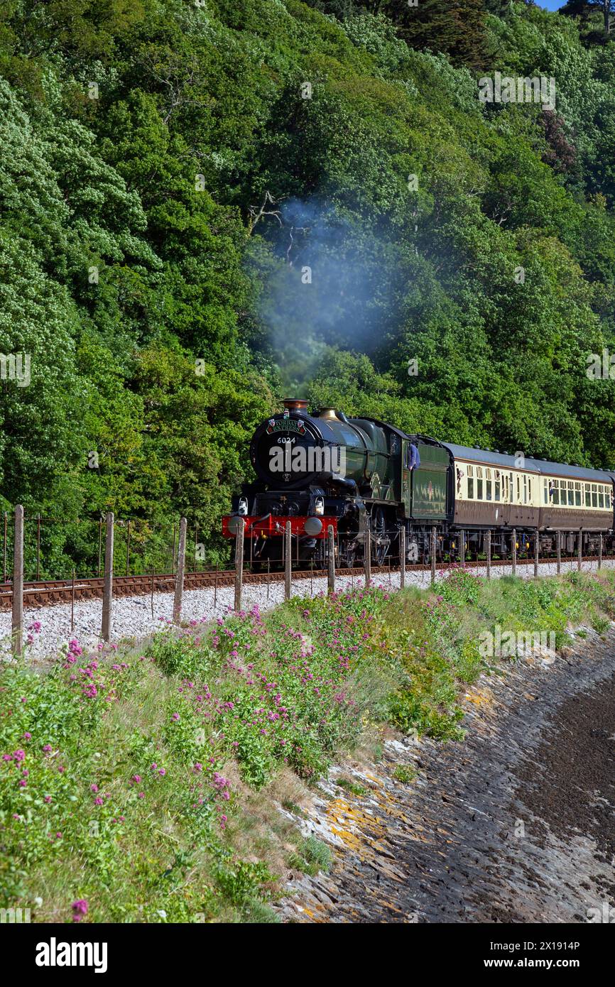 UK, England, Devon, GWR locomotive à vapeur n ° 6024 'King Edward I' au départ de Kingswear à la tête du Torbay Express Banque D'Images