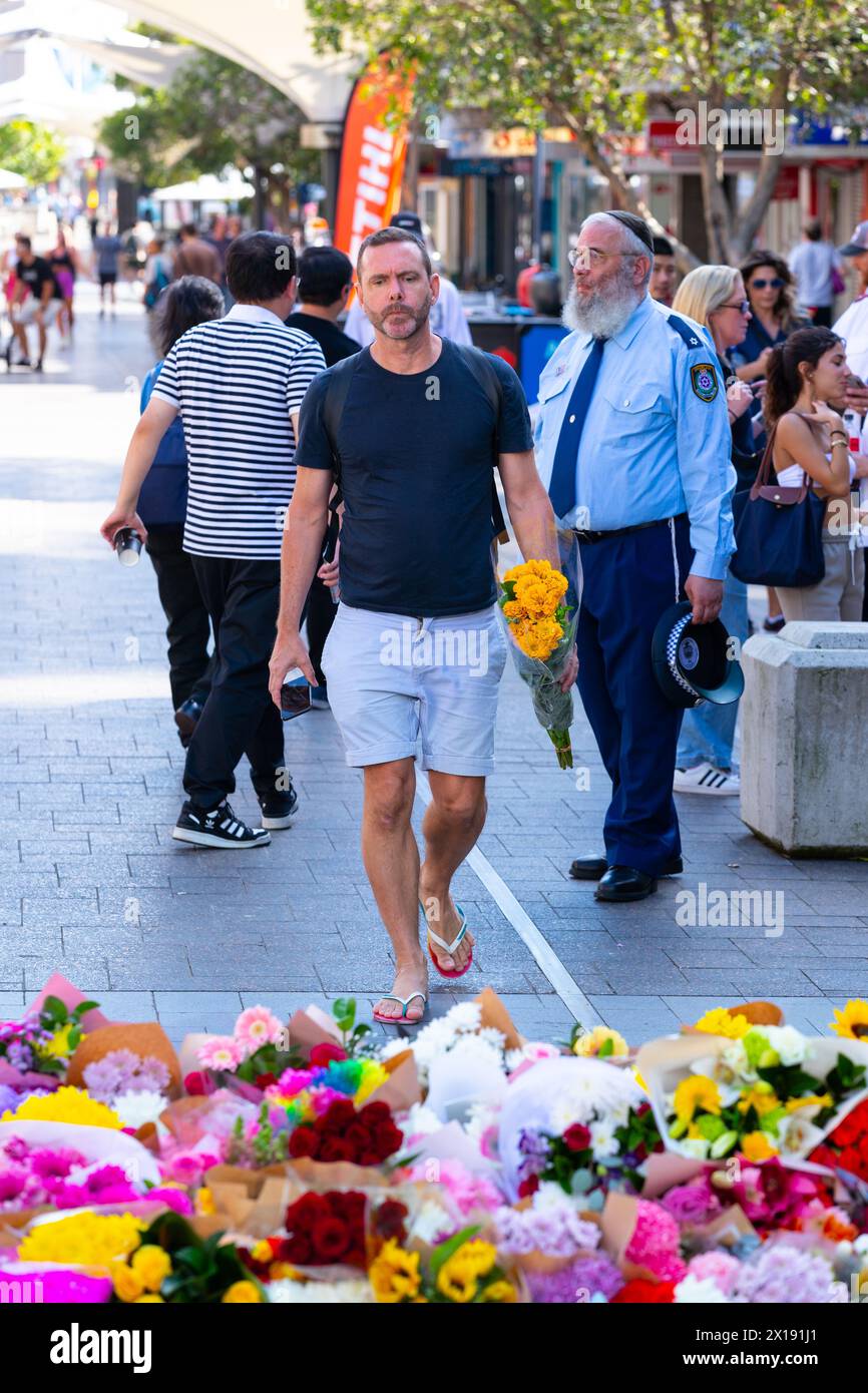 Sydney, Australie. 14 avril 2024. Scènes des suites de la frénésie de coups de couteau qui a eu lieu le 13 avril 2024 à Westfield Bondi Junction. Banque D'Images