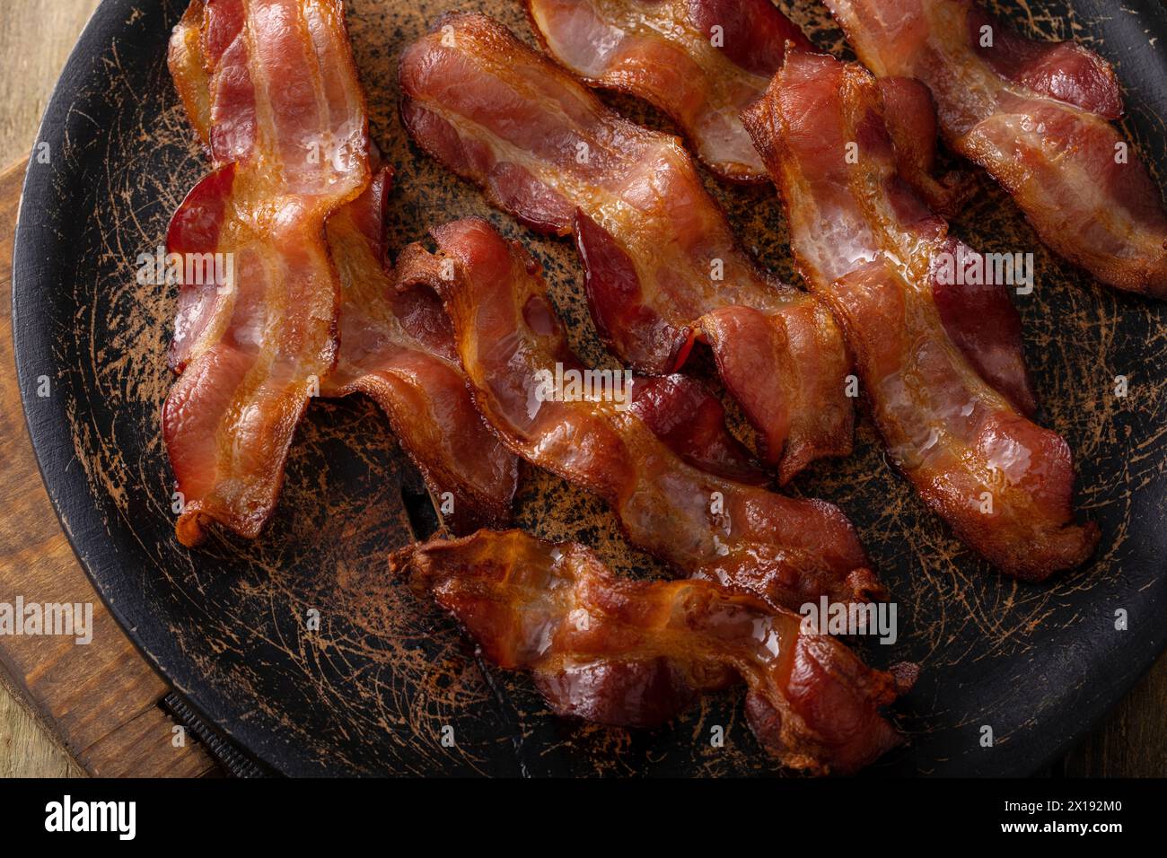 Bacon cuit sur un plat de service poêle prêt à manger pour le petit déjeuner Banque D'Images