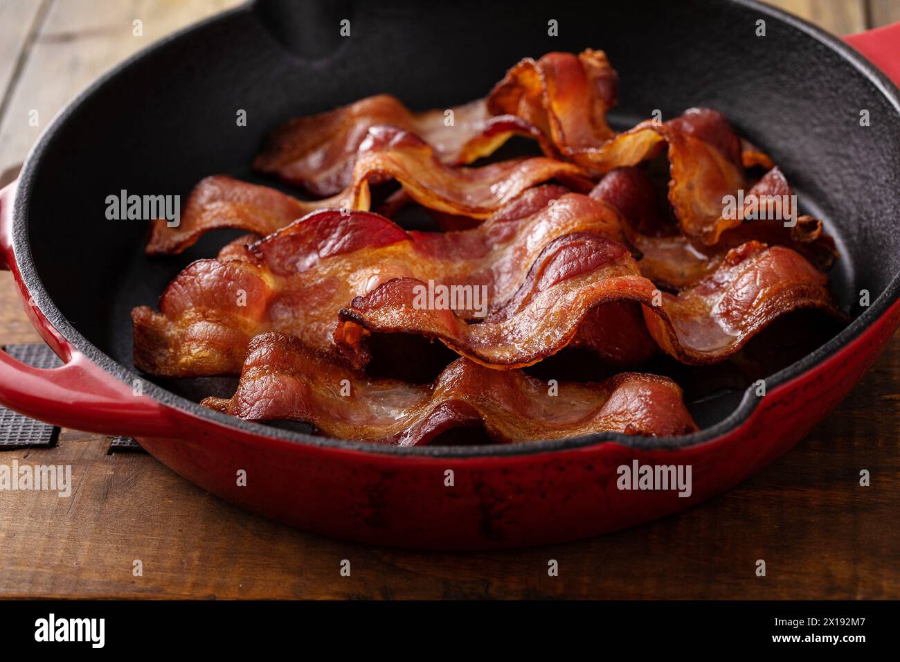 Bacon cuit dans une poêle en fonte prête à manger pour le petit déjeuner Banque D'Images