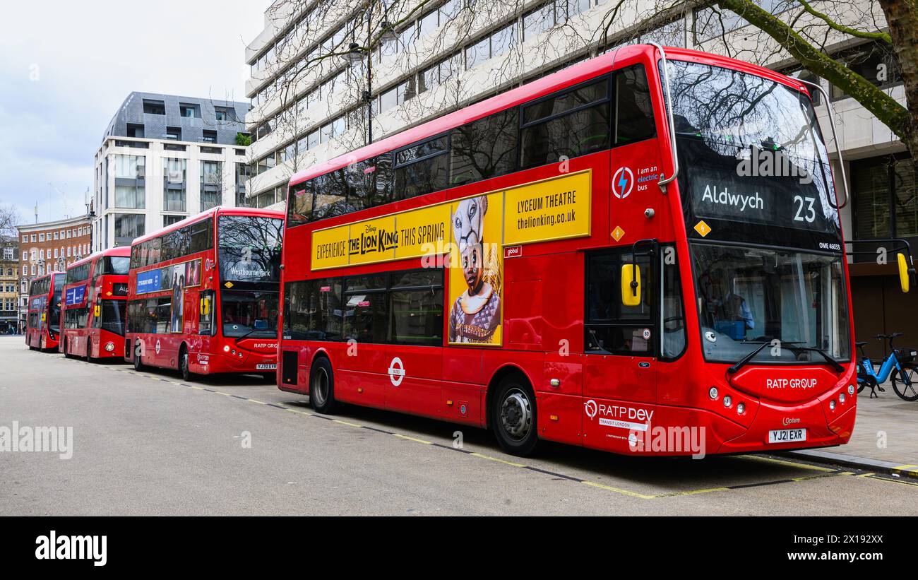 Londres, Royaume-Uni - 25 mars 2024 - rangée de bus à impériale rouges de Londres dans la ville attendant dans la rue Banque D'Images