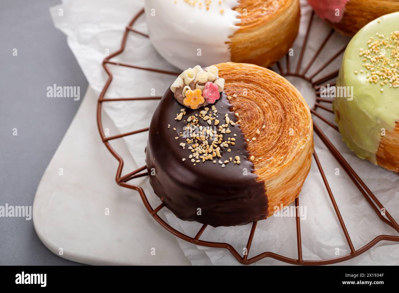 Croissants ronds avec garniture et glaçage, idée de dessert tendance Banque D'Images