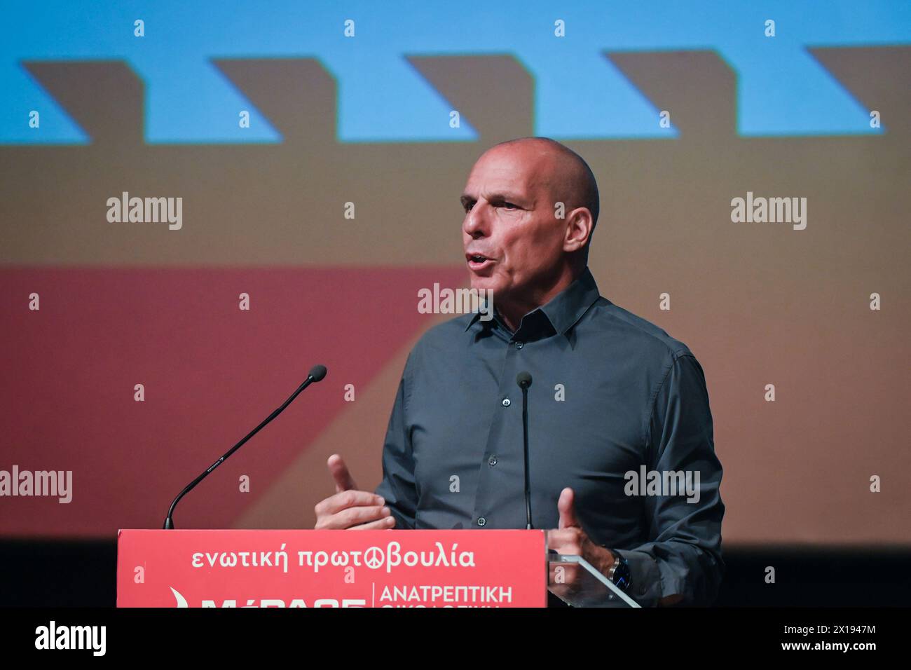 Athènes, Grèce. 15 avril 2024. Yanis Varoufakis, leader du parti politique de gauche MeRA25, s'adresse à ses partisans lors d'un rassemblement de campagne pour les élections européennes. Les élections au Parlement européen de 2024 se tiendront du 6 au 9 juin 2024. Crédit : Dimitris Aspiotis/Alamy Live News Banque D'Images