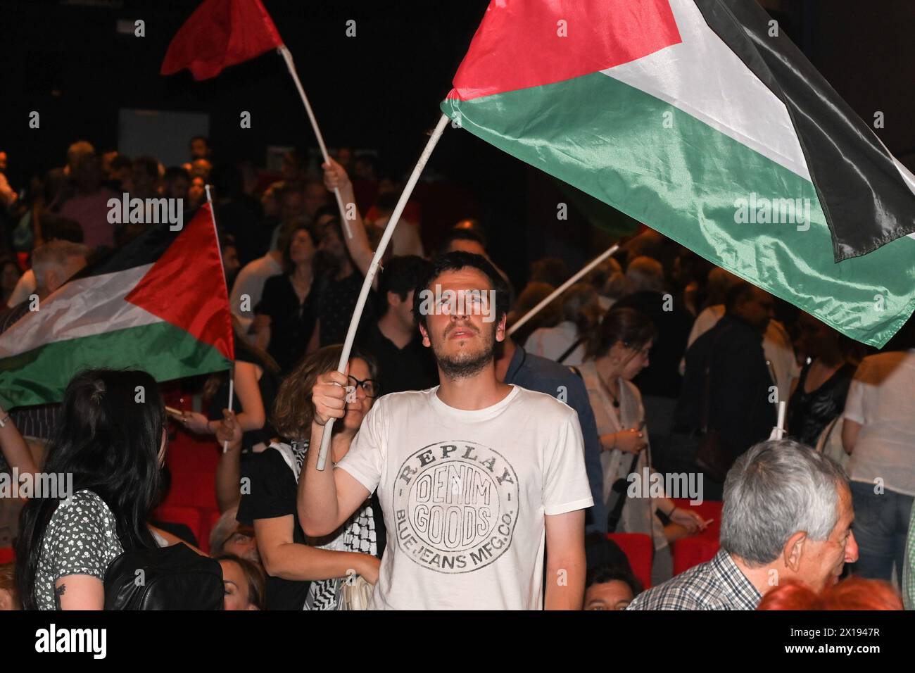 Athènes, Grèce. 15 avril 2024. Les partisans du parti politique de gauche MeRA25 brandissent des drapeaux palestiniens lors d'un rassemblement de campagne pour les élections européennes. Les élections au Parlement européen de 2024 se tiendront du 6 au 9 juin 2024. Crédit : Dimitris Aspiotis/Alamy Live News Banque D'Images