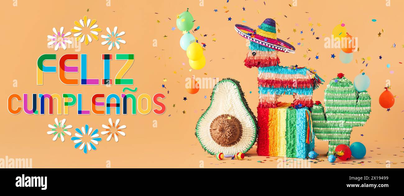 Bannière festive avec texte FELIZ CUMPLEANOS (espagnol pour Joyeux anniversaire) et pinatas mexicaines Banque D'Images