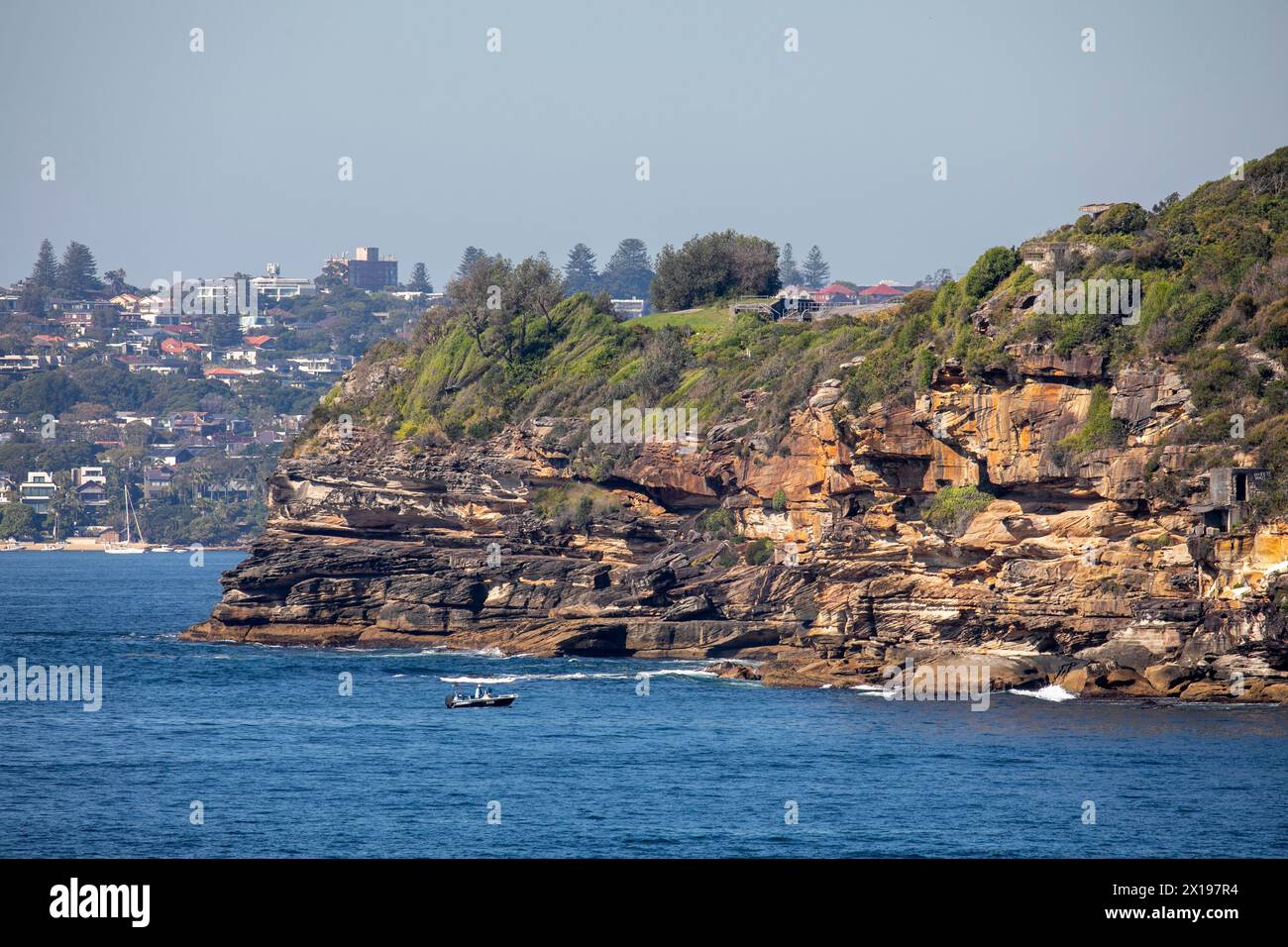 Middle Head Sydney, petit bateau de pêche au pied des falaises de grès autour de Middle Harbour, Sydney, Nouvelle-Galles du Sud, Australie Banque D'Images