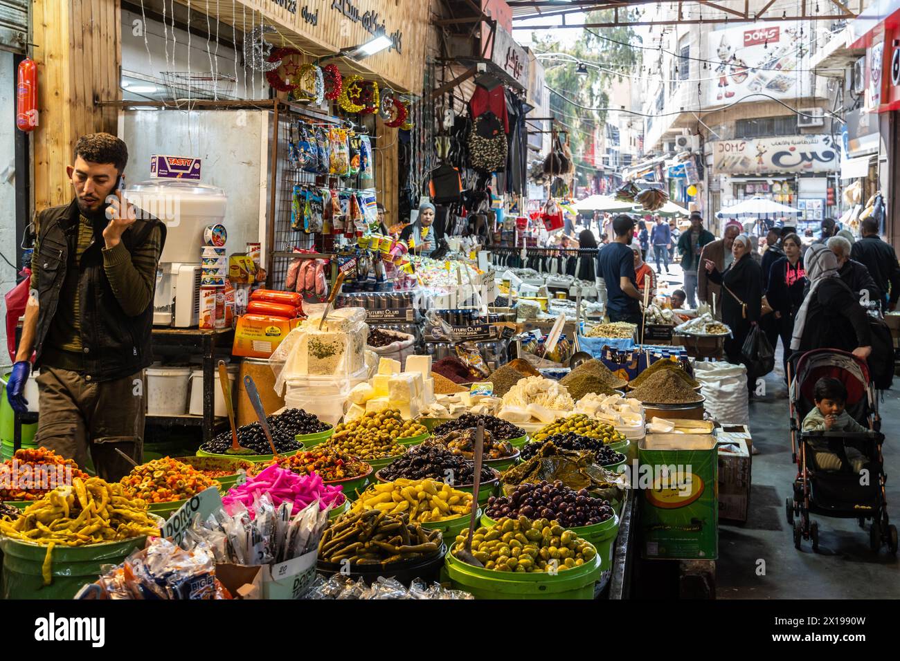 Amman, Jordanie - 14 mars 2023 : les gens font des magasins dans le souk traditionnel Al-Sukar pour des aliments frais tels que des olives et des noix dans la vieille ville d'Amman en Jordanie Capita Banque D'Images