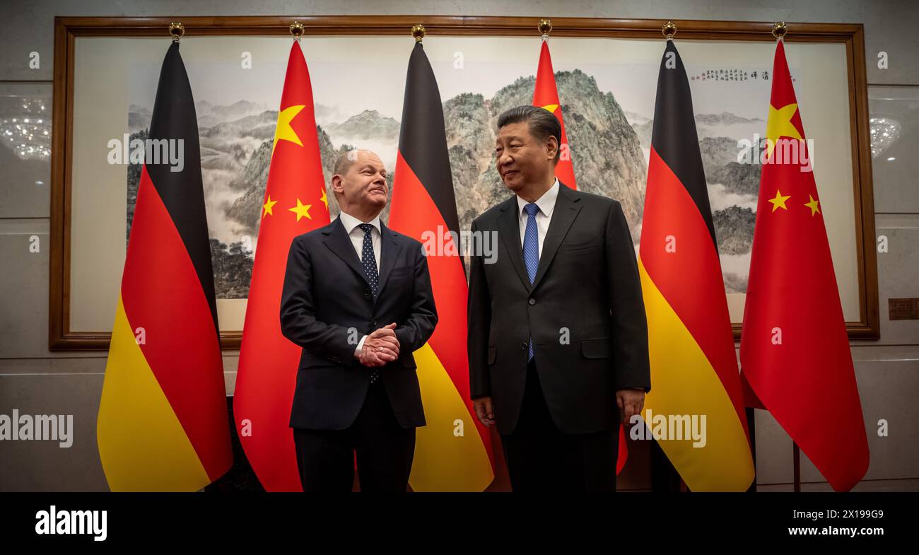 Pékin, Chine. 16 avril 2024. Le chancelier fédéral Olaf Scholz (SPD) est reçu par Xi Jinping, président de la Chine, à la State Guest House. La visite de Xi est le point culminant du voyage de trois jours de Scholz à travers la Chine. Crédit : Michael Kappeler/dpa/Alamy Live News Banque D'Images