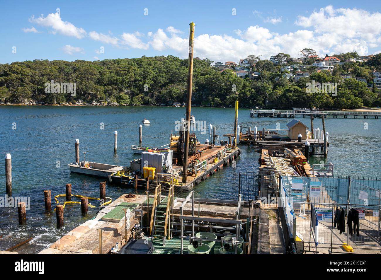 Chowder Bay Sydney Australie, des travaux de construction sont en cours pour remplacer la jetée endommagée du quai, des pieux de bois sont enfoncés dans le fond de l'océan Banque D'Images