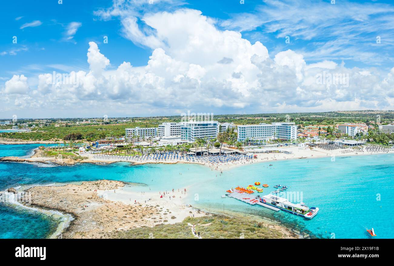 Découvrez la plage immaculée de Nissi à Chypre, un paradis au sable blanc et aux eaux turquoises, parfait pour la détente, les sports nautiques et les vacances en famille Banque D'Images