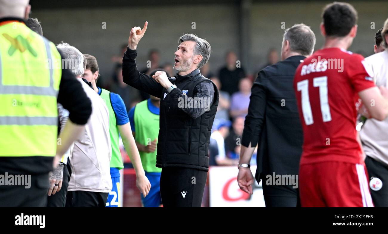 L'entraîneur adjoint de Colchester Nicky Cowley fait des signaux à frère Danny Cowley dans la tribune pendant le match Sky Bet EFL League Two entre Crawley Town et Colchester United au Broadfield Stadium , Crawley , Royaume-Uni - 13 avril 2024 photo Simon Dack / images téléphoto usage éditorial seulement. Pas de merchandising. Pour Football images, les restrictions FA et premier League s'appliquent inc. aucune utilisation d'Internet/mobile sans licence FAPL - pour plus de détails, contactez Football Dataco Banque D'Images