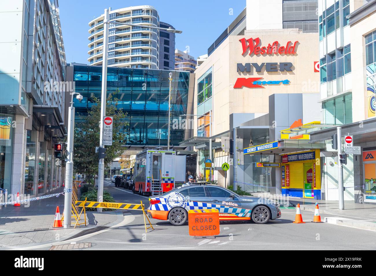 Sydney, Australie. 14 avril 2024. Scènes des suites de la folie meurtrière de coups de couteau qui a eu lieu le 13 avril 2024 dans le centre commercial Westfield Bondi Junction. Photo : fermeture de la route de police d'Oxford Street à Bronte Road à l'extérieur de Westfield. Banque D'Images