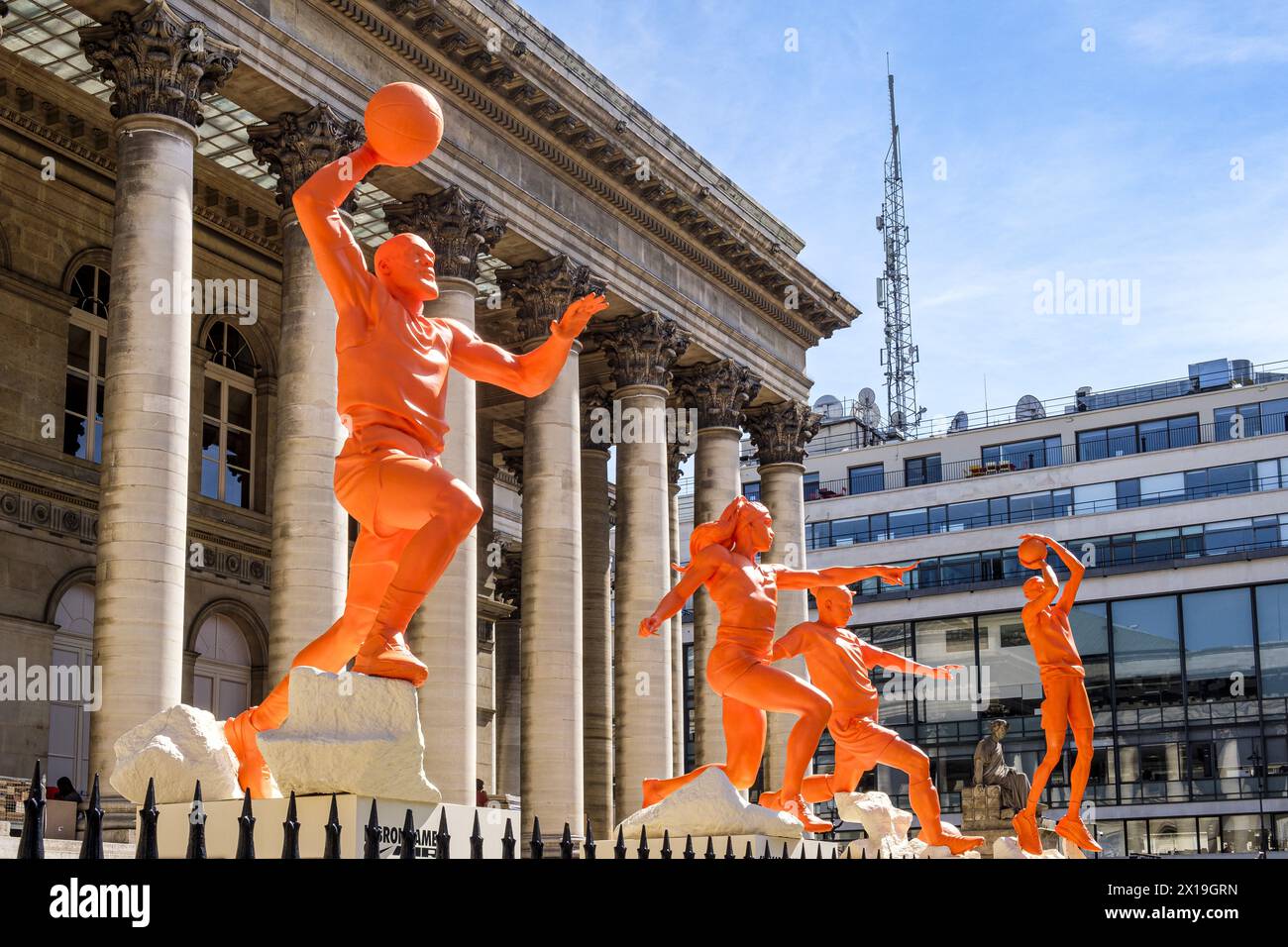 FRANCE. PARIS (75) (2ÈME ARRONDISSEMENT). EN VUE DES JEUX OLYMPIQUES DE PARIS 2024, NIKE A INSTALLÉ DES STATUES GÉANTES DE SPORTIFS DEVANT TH Banque D'Images